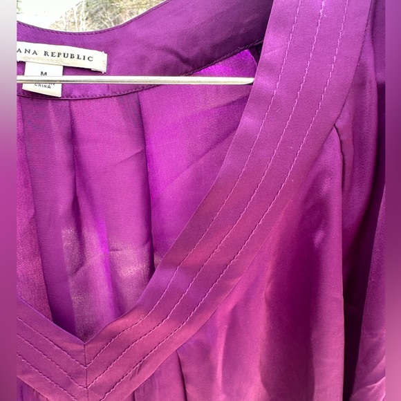 Banana Republic NWOT Flowy Pleated Purple V Neck Silky Satiny Top Blouse Medium - Picture 9 of 16